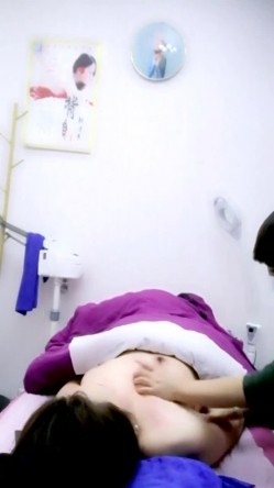 重磅推荐！【女子SPA】，美容院，良家露脸按摩被偷拍，胸推私密保养，湿漉漉小穴 截图7