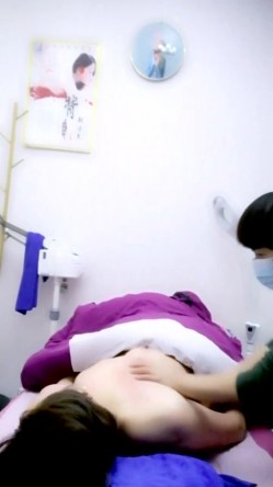 重磅推荐！【女子SPA】，美容院，良家露脸按摩被偷拍，胸推私密保养，湿漉漉小穴 截图8