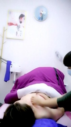 重磅推荐！【女子SPA】，美容院，良家露脸按摩被偷拍，胸推私密保养，湿漉漉小穴 截图9