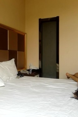 完美露脸长发气质佳大学生美女和校友炮头男开房啪啪啪女上位销魂干完一起洗鸳鸯浴还用凉水玩冰火还问J8好吃不 截图10