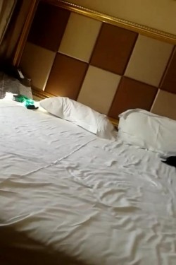 完美露脸长发气质佳大学生美女和校友炮头男开房啪啪啪女上位销魂干完一起洗鸳鸯浴还用凉水玩冰火还问J8好吃不 截图16
