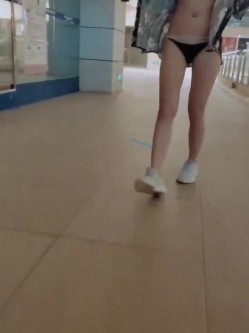 模特身材气质，推特露出婊【yunbit】各种公共场合大胆穿着，露出啪啪 截图6