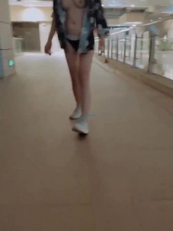 模特身材气质，推特露出婊【yunbit】各种公共场合大胆穿着，露出啪啪 截图7