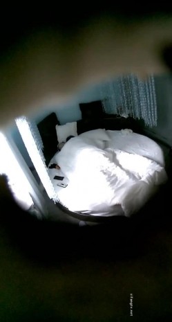 360摄像头主题酒店蓝色帘子圆床偷拍秃顶大叔和单位眼镜情人开房偷情六九互舔啪啪 截图16