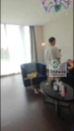 《极品反差 淫妻》价值千元顶级山东绿帽癖NTR淫乱夫妇【小气质】私拍诚邀各界实力单男3P露出相当火爆完整合集 截图7
