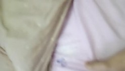 家里停水到邻居家洗澡干她的骚老婆，经不住勾搭口交大鸡巴舔逼给她弄爽了压在身下爆草抽插，浪荡呻吟边草边亲 截图4