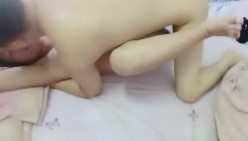 家里停水到邻居家洗澡干她的骚老婆，经不住勾搭口交大鸡巴舔逼给她弄爽了压在身下爆草抽插，浪荡呻吟边草边亲 截图12