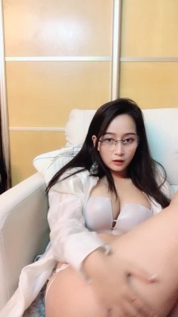 颜值区女神下海【老实的女人】 明星脸魔鬼身材 一对大白兔吸睛指数高，露乳跳蛋玩得开 截图1