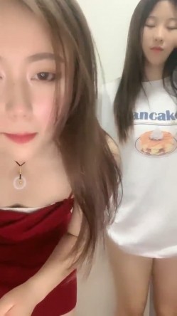 姐姐妹妹都漂亮，【零4年樱粉妹】，有点小重口，正好在生理期，粉丝们要看看留着血的逼，还有姨妈巾，牛逼 截图3