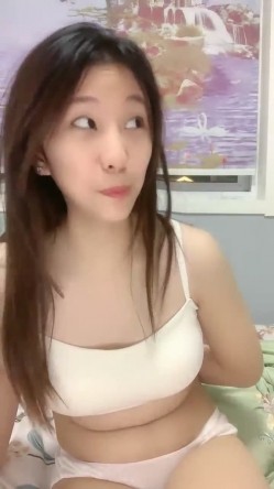 姐姐妹妹都漂亮，【零4年樱粉妹】，有点小重口，正好在生理期，粉丝们要看看留着血的逼，还有姨妈巾，牛逼 截图5