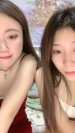 姐姐妹妹都漂亮，【零4年樱粉妹】，有点小重口，正好在生理期，粉丝们要看看留着血的逼，还有姨妈巾，牛逼 截图6