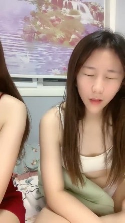 姐姐妹妹都漂亮，【零4年樱粉妹】，有点小重口，正好在生理期，粉丝们要看看留着血的逼，还有姨妈巾，牛逼 截图7
