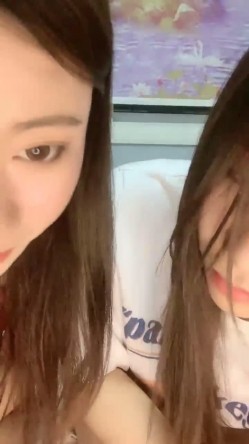 姐姐妹妹都漂亮，【零4年樱粉妹】，有点小重口，正好在生理期，粉丝们要看看留着血的逼，还有姨妈巾，牛逼 截图16