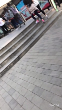 极限CD大师商场步行街4K裙内拍多位气质漂亮小姐姐T裤丝袜无内亮点多美女情趣内裤直接上街拍摄中都硬了 截图1