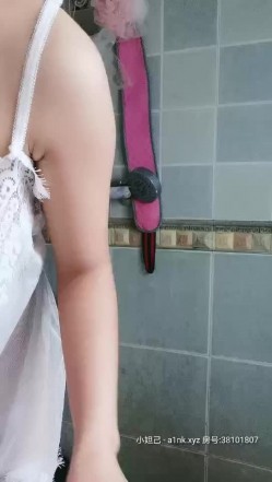 娃娃脸一线逼露脸小少妇洗澡给狼友看，抬起腿像狗一样站着尿尿，身上涂满沐浴乳揉奶子又洗逼特写不要错过 截图2