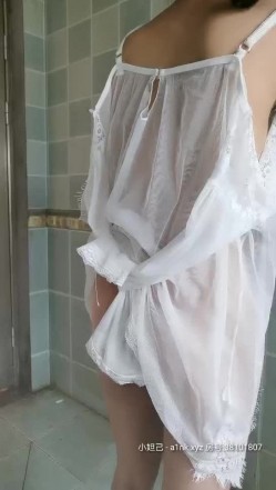 娃娃脸一线逼露脸小少妇洗澡给狼友看，抬起腿像狗一样站着尿尿，身上涂满沐浴乳揉奶子又洗逼特写不要错过 截图4