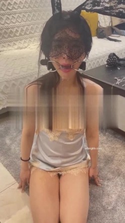 终极反差调教！颜值身材天花板某航极品空姐工作时是女神下班就是金主母狗~足交吃精浇尿啪啪各种侮辱 截图1