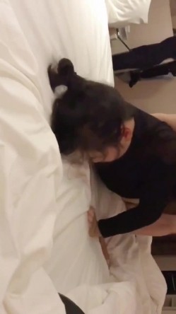 NTR绿帽淫妻大神【是小肥羊呀】超极品小母狗多人运动，淫乱不堪！轮流爆操！把小娇妻调教成小母狗，全程高能 截图13