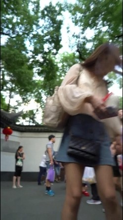 一路尾随接女娃放学的身材高挑年轻美妈,淡蓝色蕾丝内裤被骚穴浸湿了一片 截图2