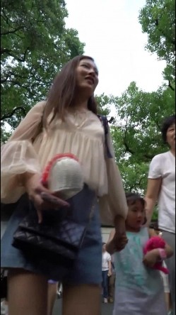 一路尾随接女娃放学的身材高挑年轻美妈,淡蓝色蕾丝内裤被骚穴浸湿了一片 截图3