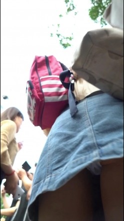 一路尾随接女娃放学的身材高挑年轻美妈,淡蓝色蕾丝内裤被骚穴浸湿了一片 截图13