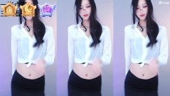 万元定制网易CC颜值主播极品反差婊【桃诗诗】劲曲裸舞、抖臀抖奶、掰穴、道具紫薇超强顶级挑逗 截图4