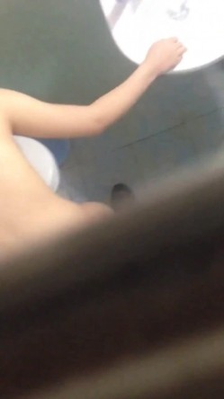 偷拍大神洗澡偷拍II学生宿舍寝室浴室70V精选集锦火热泄露 截图4