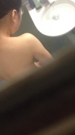 偷拍大神洗澡偷拍II学生宿舍寝室浴室70V精选集锦火热泄露 截图11