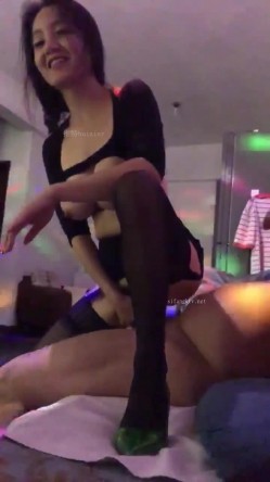 【激操性爱肥臀爆奶】推特爆奶熟女『惠子阿姨 』虐待红灯区私拍新番 超爽多人互插 男女互插乱插 KTV激情啪啪 截图12