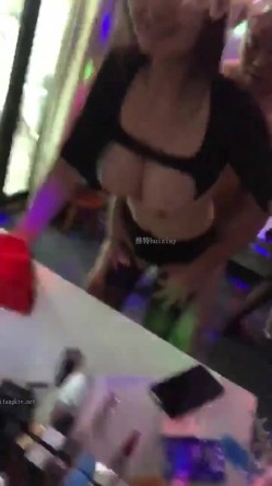 【激操性爱肥臀爆奶】推特爆奶熟女『惠子阿姨 』虐待红灯区私拍新番 超爽多人互插 男女互插乱插 KTV激情啪啪 截图15