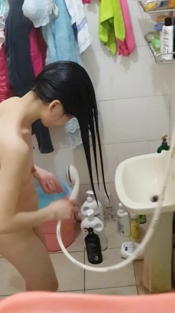 趴在女生宿舍窗外偷拍漂亮大学妹子洗香香 墙上挂满了没来得及洗的胸罩和内裤 1080P原版 截图1