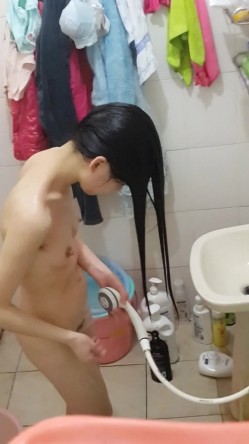 趴在女生宿舍窗外偷拍漂亮大学妹子洗香香 墙上挂满了没来得及洗的胸罩和内裤 1080P原版 截图2