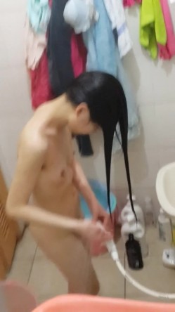 趴在女生宿舍窗外偷拍漂亮大学妹子洗香香 墙上挂满了没来得及洗的胸罩和内裤 1080P原版 截图3