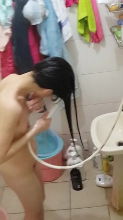 趴在女生宿舍窗外偷拍漂亮大学妹子洗香香 墙上挂满了没来得及洗的胸罩和内裤 1080P原版 截图5