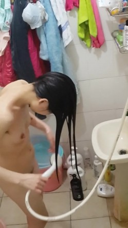 趴在女生宿舍窗外偷拍漂亮大学妹子洗香香 墙上挂满了没来得及洗的胸罩和内裤 1080P原版 截图6