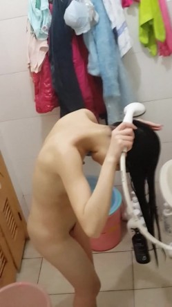 趴在女生宿舍窗外偷拍漂亮大学妹子洗香香 墙上挂满了没来得及洗的胸罩和内裤 1080P原版 截图7