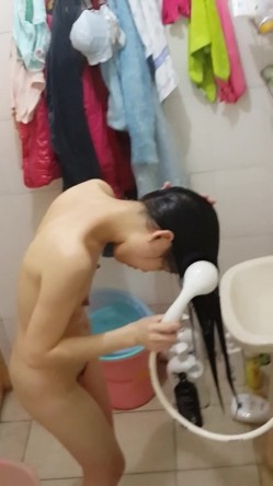 趴在女生宿舍窗外偷拍漂亮大学妹子洗香香 墙上挂满了没来得及洗的胸罩和内裤 1080P原版 截图8