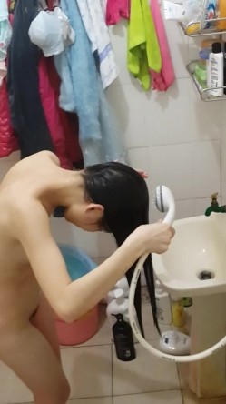 趴在女生宿舍窗外偷拍漂亮大学妹子洗香香 墙上挂满了没来得及洗的胸罩和内裤 1080P原版 截图9