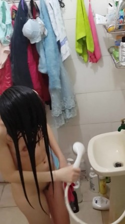 趴在女生宿舍窗外偷拍漂亮大学妹子洗香香 墙上挂满了没来得及洗的胸罩和内裤 1080P原版 截图16