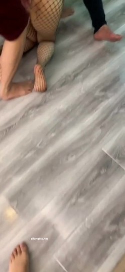 百度云泄密流出视图 极品眼镜反差婊淫荡人妻的绿帽老公找了两个单身猛男草媳妇自己在一旁拍摄 截图1