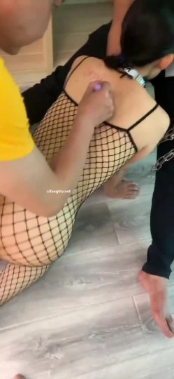 百度云泄密流出视图 极品眼镜反差婊淫荡人妻的绿帽老公找了两个单身猛男草媳妇自己在一旁拍摄 截图5
