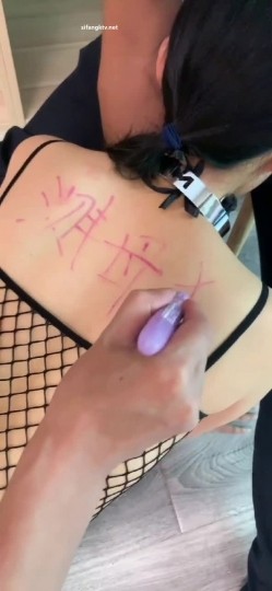 百度云泄密流出视图 极品眼镜反差婊淫荡人妻的绿帽老公找了两个单身猛男草媳妇自己在一旁拍摄 截图10