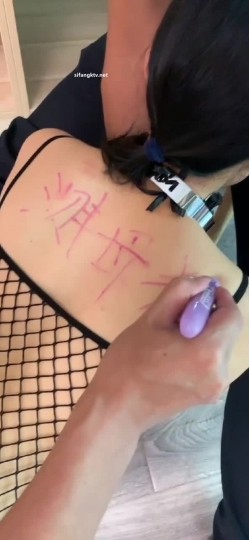 百度云泄密流出视图 极品眼镜反差婊淫荡人妻的绿帽老公找了两个单身猛男草媳妇自己在一旁拍摄 截图11