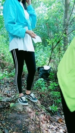 潘金莲与西门庆小树林里偷情，全程露脸激情啪啪深喉大鸡巴，在小树林里边亲边草后入揉着奶子抽插，射了一逼 截图1