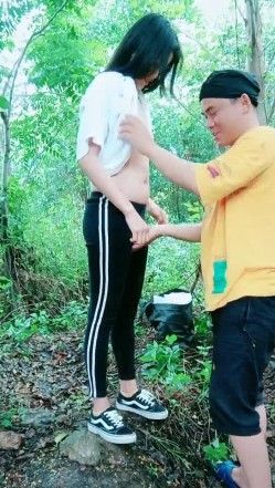 潘金莲与西门庆小树林里偷情，全程露脸激情啪啪深喉大鸡巴，在小树林里边亲边草后入揉着奶子抽插，射了一逼 截图2