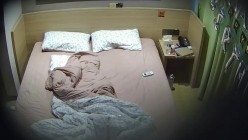最新酒店偷拍 骚妹为男友23岁庆生布置浪漫现场也把自己包装好送他穿上情趣丝袜做爱 截图8