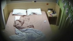 最新酒店偷拍 骚妹为男友23岁庆生布置浪漫现场也把自己包装好送他穿上情趣丝袜做爱 截图9