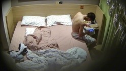 最新酒店偷拍 骚妹为男友23岁庆生布置浪漫现场也把自己包装好送他穿上情趣丝袜做爱 截图10
