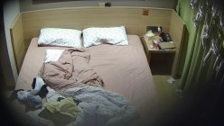 最新酒店偷拍 骚妹为男友23岁庆生布置浪漫现场也把自己包装好送他穿上情趣丝袜做爱 截图14