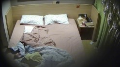 最新酒店偷拍 骚妹为男友23岁庆生布置浪漫现场也把自己包装好送他穿上情趣丝袜做爱 截图15